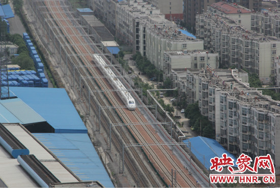 4日上午8點(diǎn)10分，隨著一聲汽笛長(zhǎng)鳴，一列“子彈頭”列車緩緩駛出鄭州車站。