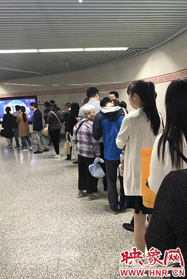 鄭州地鐵口安檢排長(zhǎng)龍