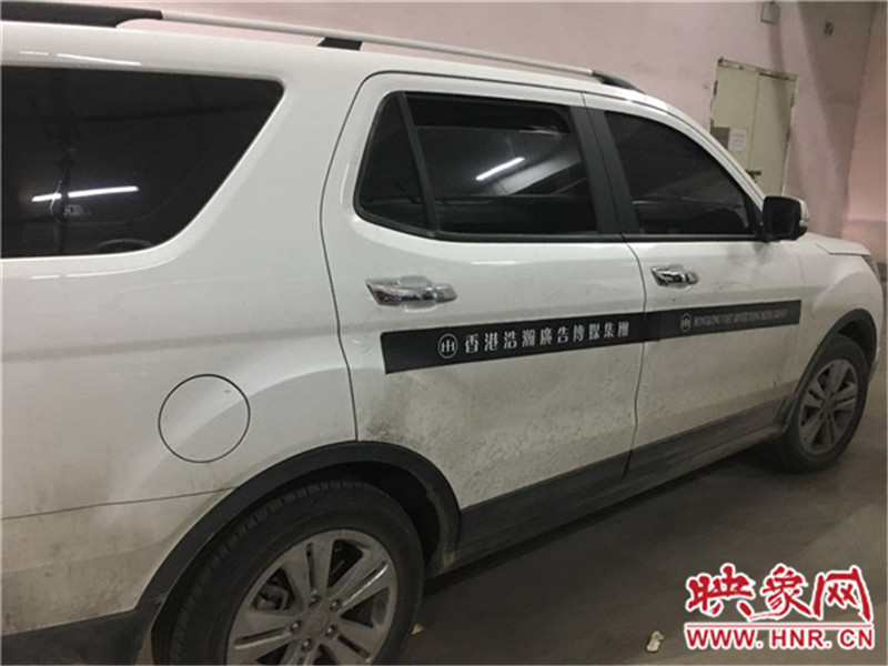 車身上按要求貼著廣告。