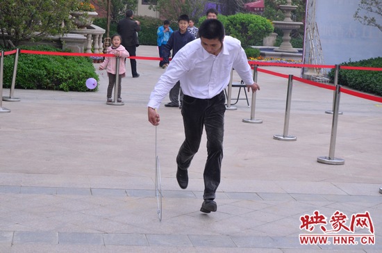 說是比賽，其實就是活力的釋放，就是開心的海洋，丟沙包、踢毽子、三人四足、滾鐵環(huán)等項目