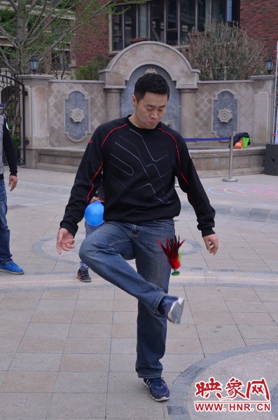 說是比賽，其實就是活力的釋放，就是開心的海洋，丟沙包、踢毽子、三人四足、滾鐵環(huán)等項目