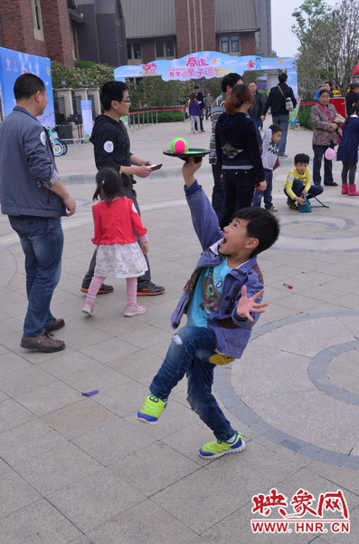 小弟弟，你玩?zhèn)€托球不用這么夸張吧，哈哈！