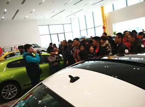 現(xiàn)場(chǎng)活動(dòng)由私家車廣播《999車生活》主播飛揚(yáng)、佳雨主持，新年呵護(hù)，溫暖你一路。