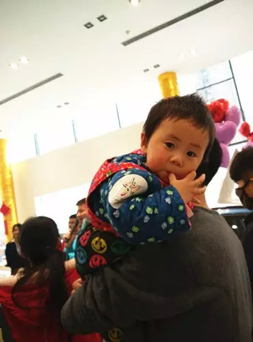 小朋友雖然你骨骼清奇，但是米、油你照樣拎不動(dòng)啊，還是乖乖的油卡拿好吧。