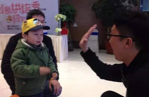 老楊你真心的是童心未泯啊，來(lái)，跟叔叔Give Me Five！