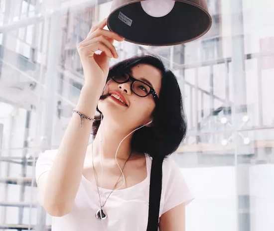 當(dāng)然，怎么能少的了美女出鏡？