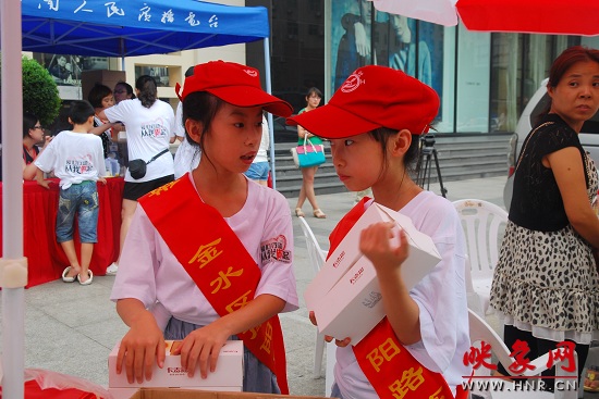 來自南陽路一小的雙胞胎姐妹志愿者 來自南陽路一小的雙胞胎姐妹志愿者