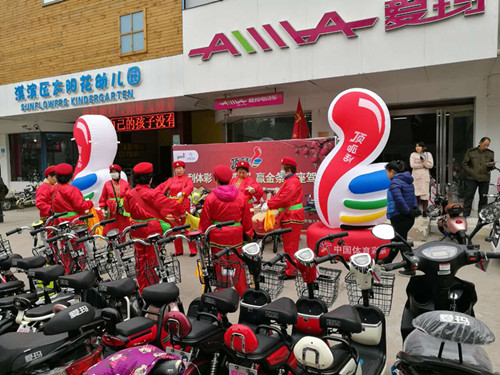 10月29日 河南體彩鶴壁分中心向獲獎(jiǎng)彩民頒發(fā)15輛電動(dòng)車