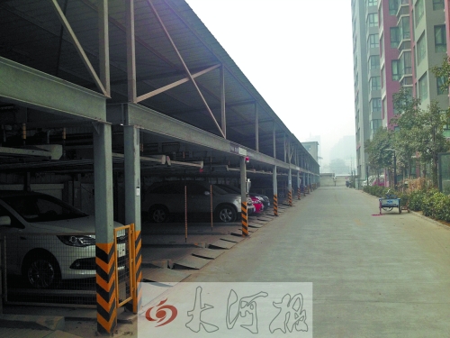 中原區(qū)新禧園小區(qū)，靠著圍墻的空地，建成兩層立體車(chē)庫(kù)。