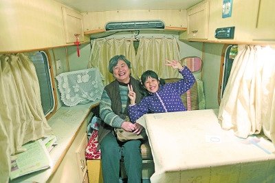  天黑了，外面風(fēng)雨交加而董怡汶坐在溫暖的房車?yán)铩? oldsrc=