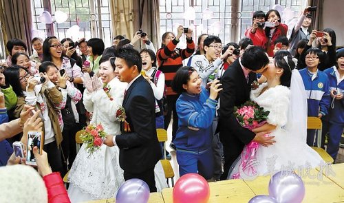 10對老師新人在校園里舉行集體婚禮，在教室里接新娘、拜堂