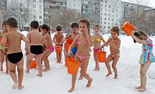 幼兒園的兒童身穿泳裝，在零下25度的雪地里沖涼水澡。