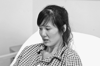 郭萍先做完手術的左腳剛剛拆線，但還打著石膏，鋼釘也尚未取出