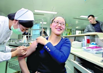 昨日，向雪敏在同濟(jì)醫(yī)院血液科病房打動(dòng)員劑，丈夫陳武右在身后注視著妻子 記者傅克強(qiáng)
