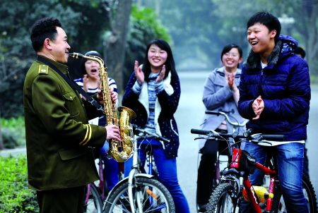 自學(xué)三種樂器，大學(xué)保安哥夢想開音樂會