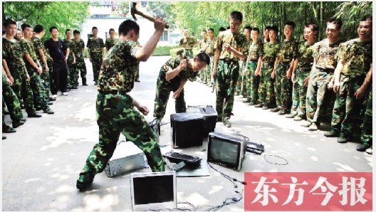 為了讓孩子表達(dá)戒除網(wǎng)癮的決心，學(xué)校組織孩子親手砸毀電腦