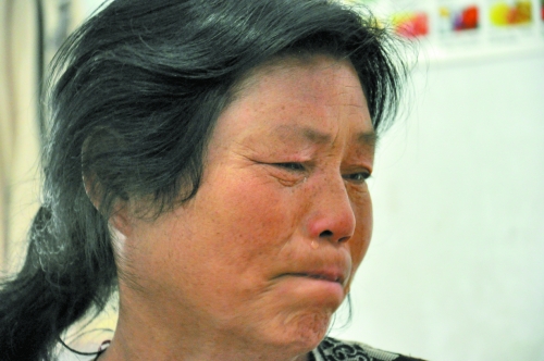 談及女兒的病情，王學(xué)鳳不禁哭了出來(lái)