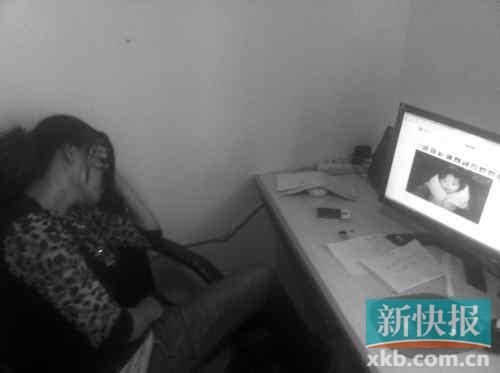 遇難孩子的母親向記者展示女兒生前的照片，一邊掩面而泣
