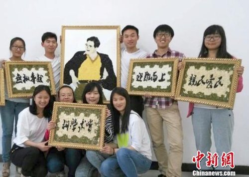 大學(xué)生們?yōu)榧o(jì)念焦裕祿，用黑豆、綠豆、大米等糧食在硬紙板上創(chuàng)作的糧食畫