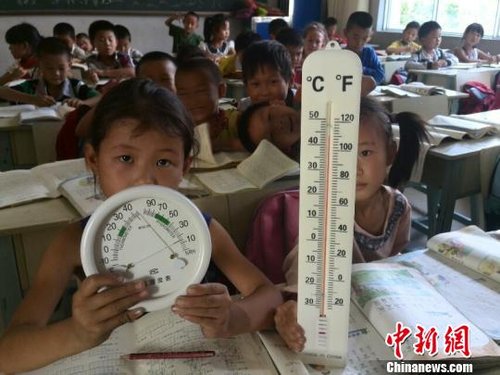 6月3日，下午四點，昆明市東川區(qū)因民鎮(zhèn)中心學(xué)校一年級教室溫度達到44℃