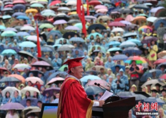 重慶大學(xué)萬(wàn)余畢業(yè)生冒雨聆聽校長(zhǎng)“最后一課”