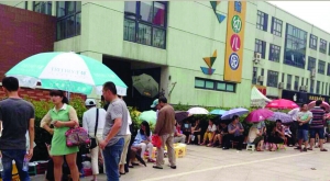 金壇市實(shí)驗(yàn)幼兒園門前，家長在排隊(duì)