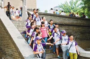 西安小雁塔景區(qū)內(nèi)，學(xué)生們正在古跡前合影留念