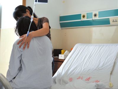 由于前天進行了面部修復(fù)手術(shù)，俞燕身體不適，父母24小時陪在她的身邊