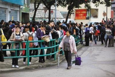 2012年12月1日早晨，香港一處SAT考場(chǎng)，考生在等候進(jìn)場(chǎng)
