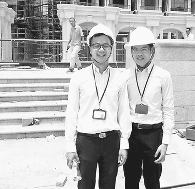香港大學(xué)學(xué)生區(qū)俊禧（左）在上海一樓盤工地
