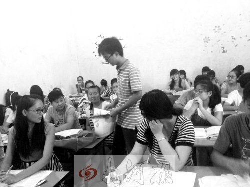 補(bǔ)習(xí)課上，馮昊怡不像老師，更像是學(xué)生們的同學(xué)。