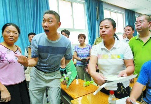 小升初“復(fù)議”現(xiàn)場(chǎng)，一些孩子被分得“遠(yuǎn)”的家長(zhǎng)討說法