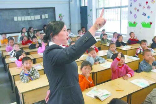 不到上小學(xué)年齡的孩子，只得在幼兒園復(fù)讀或者上“幼小銜接班”