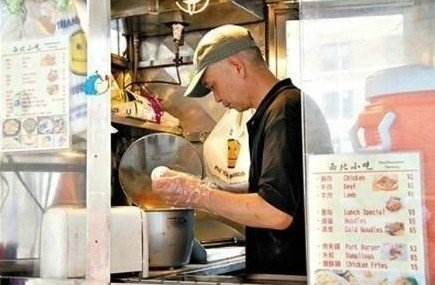紐約哥大門口，顧客排長隊買他的肉夾饃
