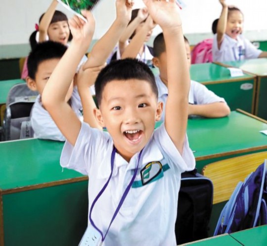 　　新學(xué)期在“減負(fù)新規(guī)”的爭(zhēng)議聲中開始了，廣州很多學(xué)校還是照常布置作業(yè)。但也有學(xué)校支持“減負(fù)新規(guī)”，