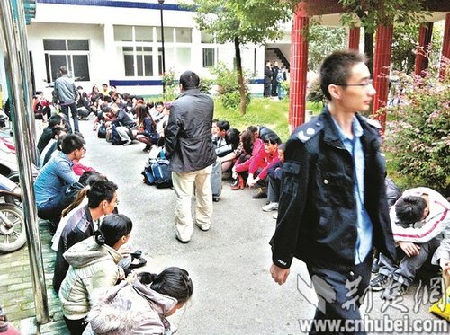 派出所院子里，擠滿了被解救的傳銷人員