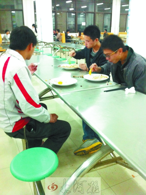 在鄭州一所高校食堂內(nèi)，大多數(shù)學(xué)生都是“光盤族”