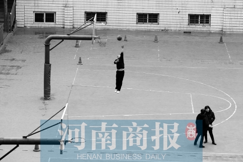 目前，鄭州市有超過30所學(xué)校對社會開放體育設(shè)施