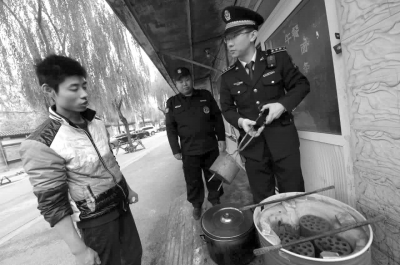 一餐館違規(guī)使用煤爐，被麥子店城管隊(duì)責(zé)令停止，并限期清除所屯的蜂窩煤