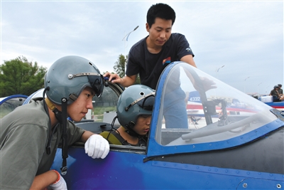 8月26日，來自吉林、湖北、山東的青少年航空學(xué)校的高中學(xué)生，進(jìn)行了首次飛行體驗(yàn)活動(dòng)