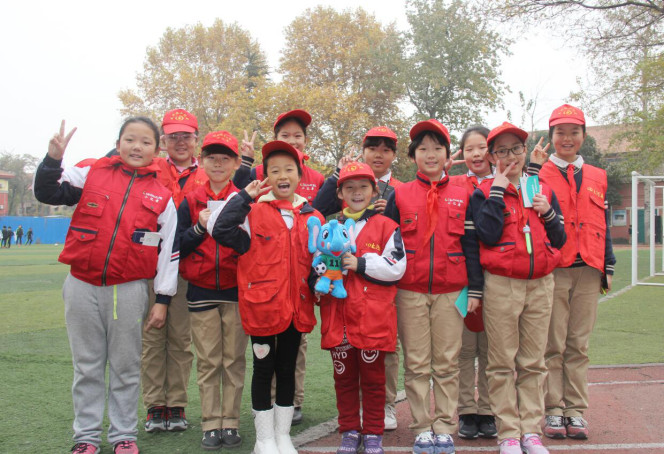 洛陽市澗西區(qū)東方第三小學小記者與河南校園足球吉祥物樂樂合影