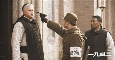 梅甘（左）、安西滿（右）與日本兵對峙的一幕。