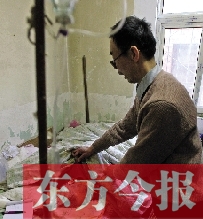 54歲的老楊把自己當(dāng)做護(hù)士，不離不棄照顧著已成“植物人”的母親