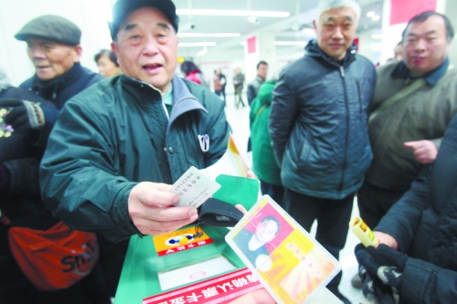 老人帶著多種證件想免費(fèi)乘車，工作人員稱沒接到通知拒絕。