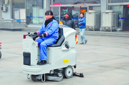 洛陽火車站新購3臺洗地機提高保潔作業(yè)效率，成為站前廣場一道風景