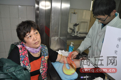 劉艷平的血樣和浙江省一位患者成功配型，1月15日下午3點，醫(yī)護人員正在為劉艷平再次抽取血樣
