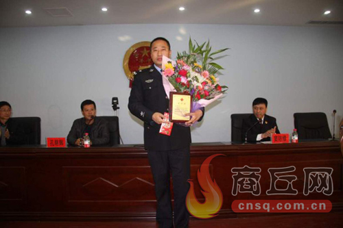高兵雷是睢陽區(qū)檢察院一位檢察干警，在去鄭州捐獻造血干細胞時，他所在的單位為他組織了熱烈的歡送儀式