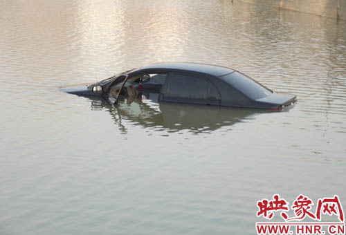 3月10日清晨，一輛黑色轎車掉入民權(quán)縣東沙河中