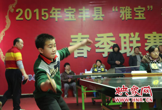 2月22日，乒乓球參賽選手在河南省寶豐陽光青少年俱樂部迎新春乒乓球春季聯(lián)賽，選手在比賽中激烈角逐。
