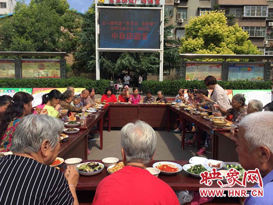 平頂山市衛(wèi)東區(qū)五一路街道五一路社區(qū)廣場(chǎng)上飯菜飄香，一年一度的中秋團(tuán)圓百家宴正在熱鬧開宴。